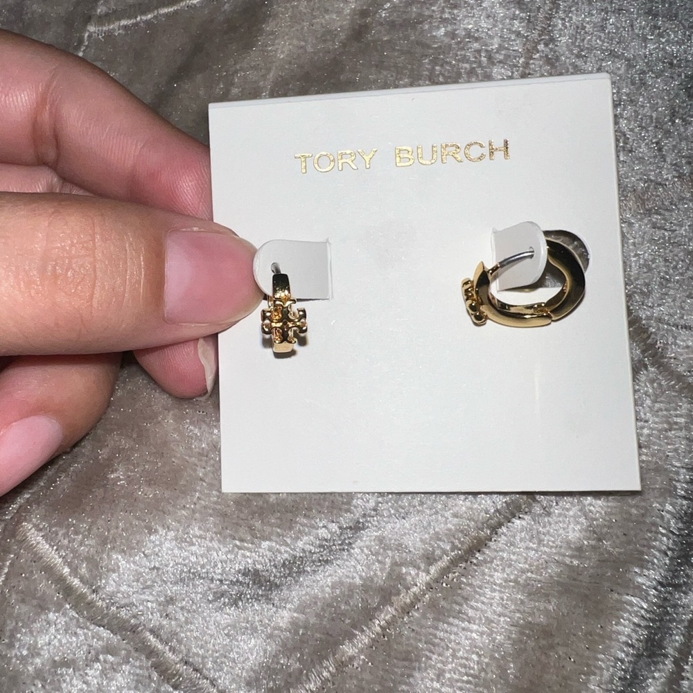 TORY BURCH KIRA ENAMEL HUGGIE EARRING 💛